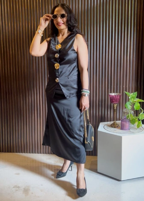 Black waistcoat-style set crafted in satin finish.