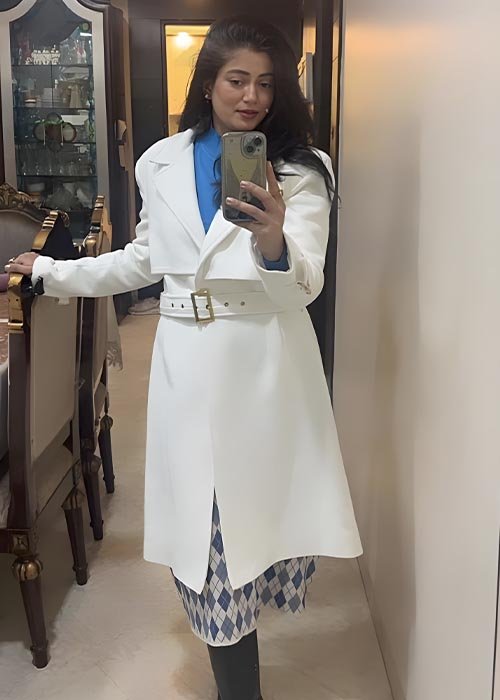 Elegant White Belted Trench Coat with Blue Inner Layer Outfit